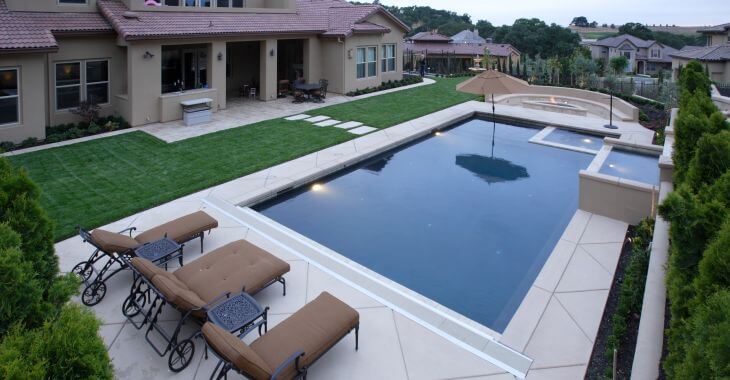 A home with a modern swimming pool in the garden. 